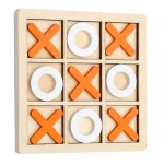 Un Tic Tac Toe en bois avec des pièces orange et blanches.