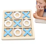 Un enfant joue à Tic Tac Toe en bois.