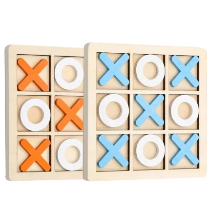 Tic Tac Toe en bois avec des carrés orange et bleu.