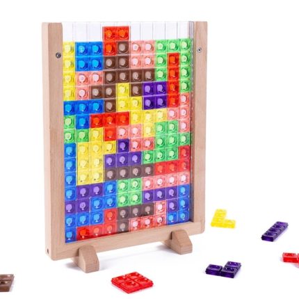 Un jeu de Tetris en bois avec des blocs colorés.