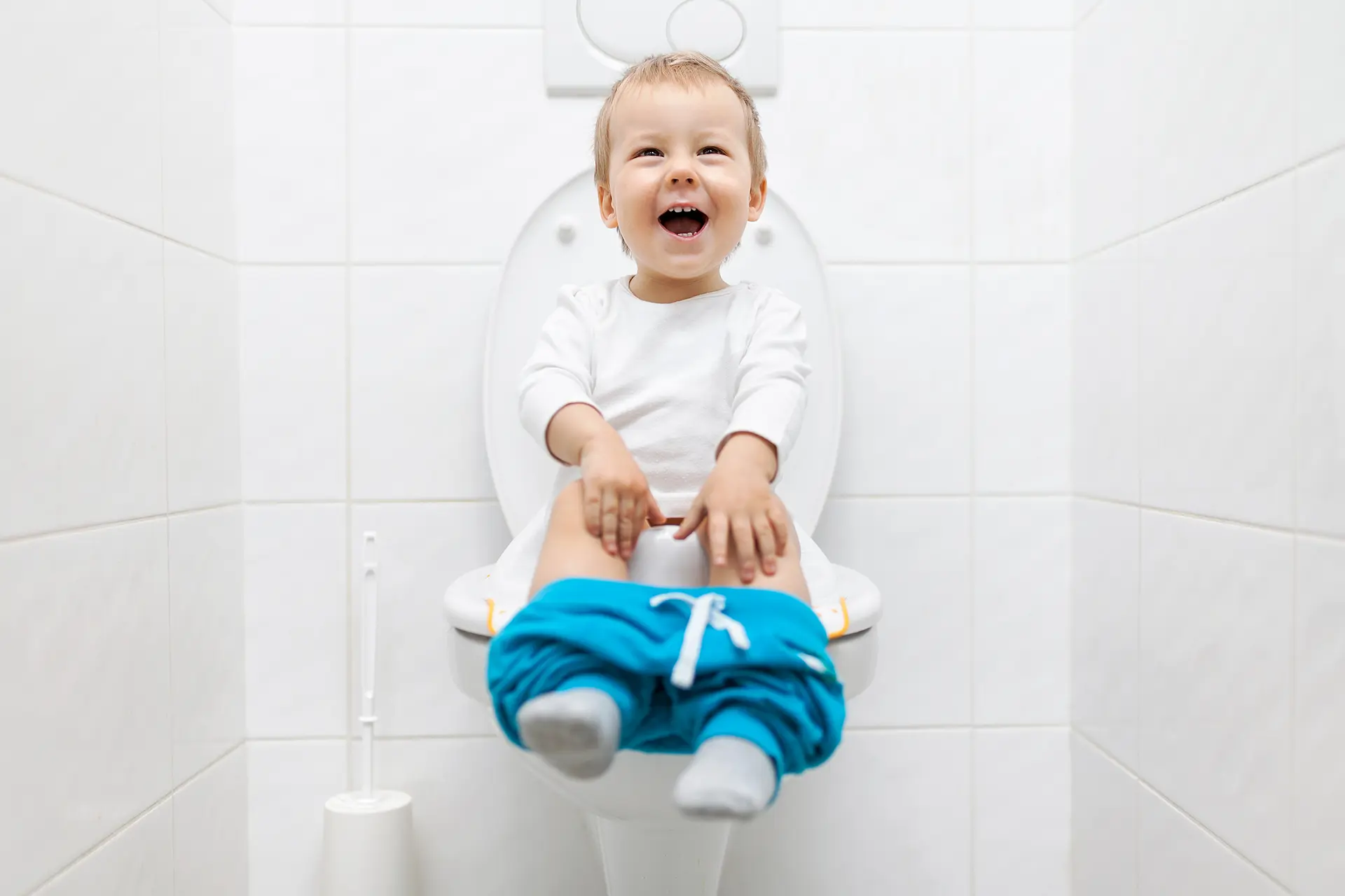 Un bébé apprend la propreté selon la méthode Montessori.