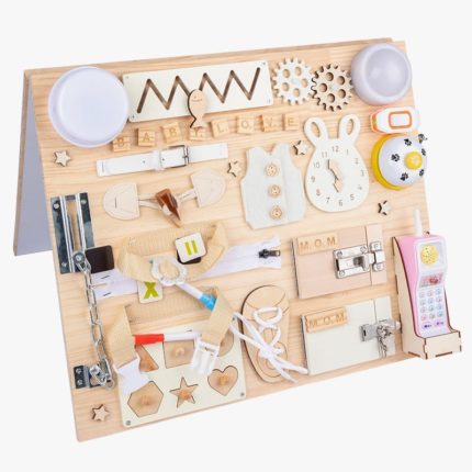 Un Busy Board Développement Montessori - Chouette comprenant une variété d'articles de développement sur une surface en bois, conçus pour engager et divertir.
