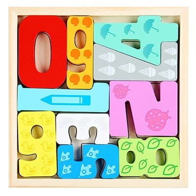 Un Tangram en Bois - Hexagone rempli de blocs alphabet.